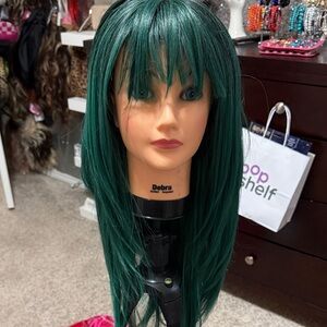 Green layered wig. Unbranded